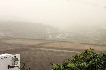 Una densa calima cubre el cielo de Telde (Foto Jesús Ruiz, TA y Antonio Rico)